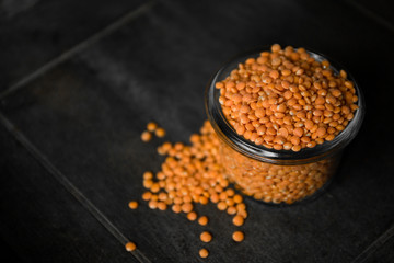 Rote Linsen in einer Schale