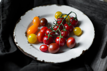     Frische und reife Tomaten 
