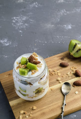 Yogurt parfait with kiwi and granola