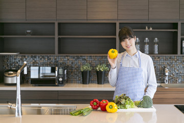 Obraz premium キッチンの女性