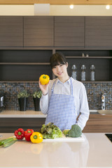Obraz premium キッチンの女性
