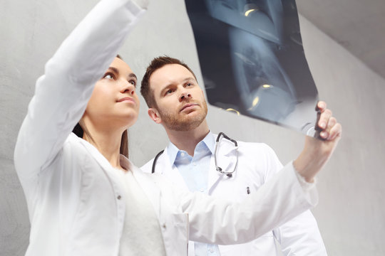 Pulmonolog, konsultacja medyczna . Lekarze oglądają zdjęcie rentgenowskie pacjenta.