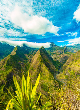 Panorama sur le cirque de Mafate depuis le point de vue de la randonn&eacute;e de la Roche Verre Bouteille