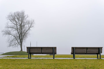 Fototapeta premium Sitzbänke im Nebel
