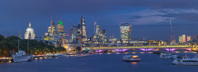 Fototapeta premium Londyn - wieczorna panorama miasta z drapaczami chmur w centrum.