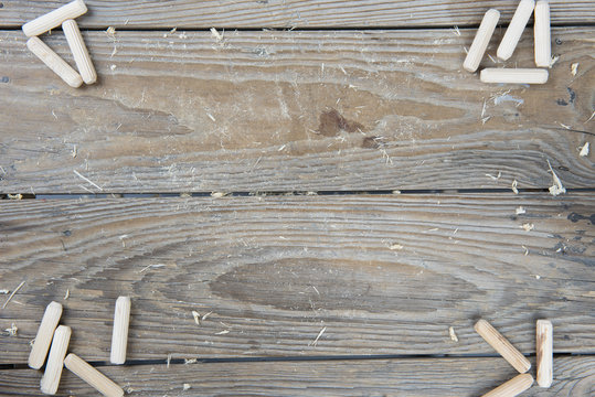 Kołki z drewna na tle desek