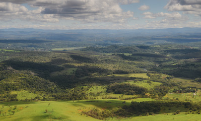 Fototapeta premium Widok pasażera samolotu patrząc na topografię Minas Gerais