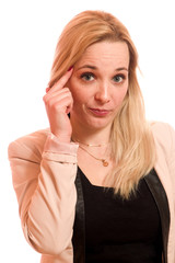 Junge Frau zeigt den Vogel 