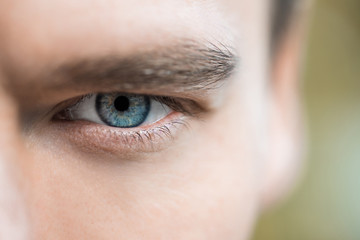 мужской голубой глаз крупным планом 