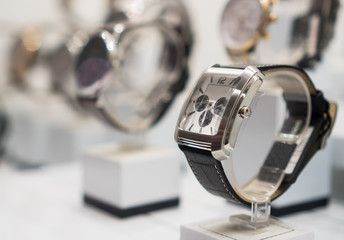 Collection of modern watches in the shop window. - obrazy, fototapety, plakaty