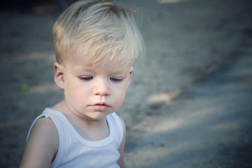 nachdenklicher Junge