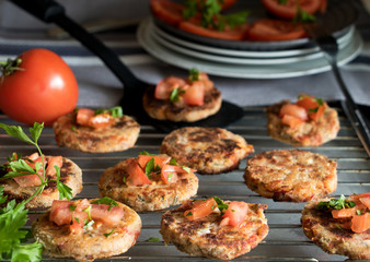 frische heiße Tomaten Buletten werden angerichtet