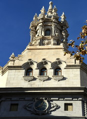 Turm des Centro Cultural Bancaja im Palast aus dem 19. Jahrhundert mit Zweigen im Vordergrund