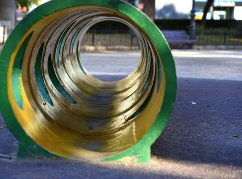 Bunte Betonr&ouml;hre auf einem Spielplatz