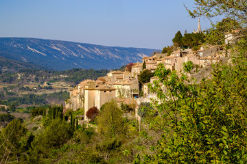Fototapeta na wymiar Vue sur le village de Bonnieux et le massif de Luberon, Provence, France.