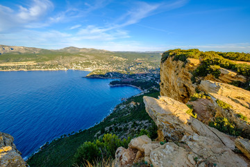 Vue depius la falaise sur la mer Méditerranée et le village de Cassis. France, Provence.