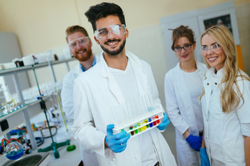 Obraz premium Group of scientists working at laboratory