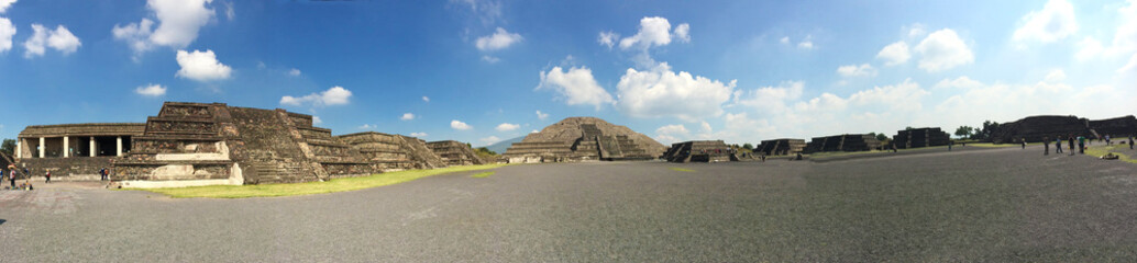 Fototapeta na wymiar Teotihuacan: The Pyramid of the Sun and Moon, Mexico City