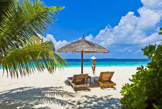Sch&ouml;ner Maledivenstrand mit Bademodel