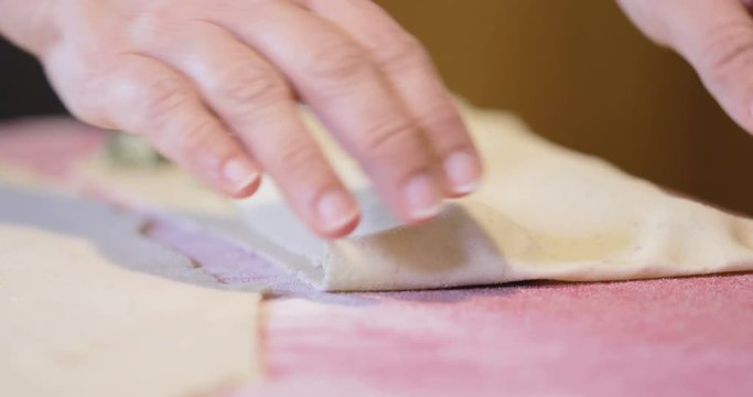 Preparazione pasta ravioli ripieni di ricotta e spinaci fatti in casa