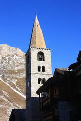 Fototapeta na wymiar Clocher de Val d'Isère en Savoie, Alpes françaises