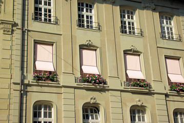 Hausfassade mit Fenstern und Jalousien