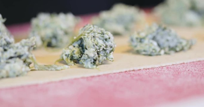 Preparazione pasta ravioli ripieni di ricotta e spinaci fatti in casa