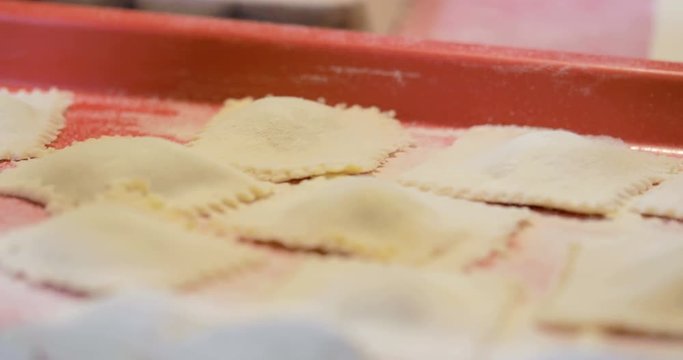 Preparazione pasta ravioli ripieni di ricotta e spinaci fatti in casa