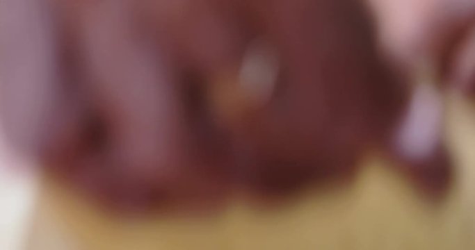 Preparazione pasta ravioli ripieni di ricotta e spinaci fatti in casa