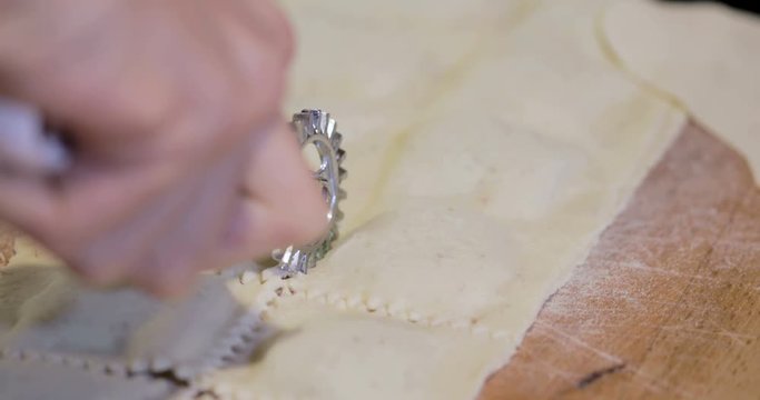 Preparazione pasta ravioli ripieni di ricotta e spinaci fatti in casa
