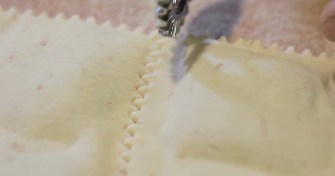 Preparazione pasta ravioli ripieni di ricotta e spinaci fatti in casa
