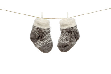 Zwei Babysocken h&auml;ngen an einer Schnur