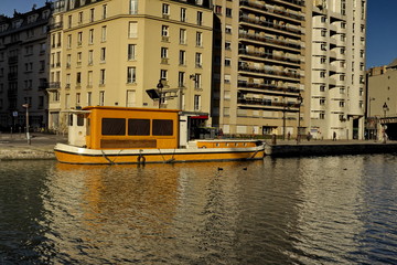 Fototapeta na wymiar Péniche jaune sur le canal