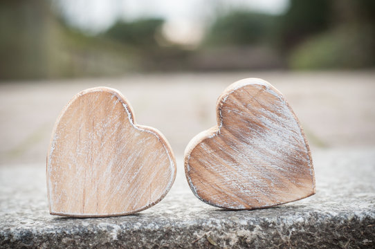 coeur en bois dans un jardin public
