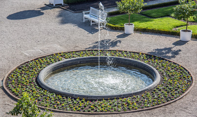 Fototapeta na wymiar Schloss Weilburg mit Parkanlage und Springbrunnen