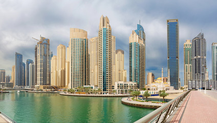 Fototapeta na wymiar Dubai - The promenade of Marina and the mosque.