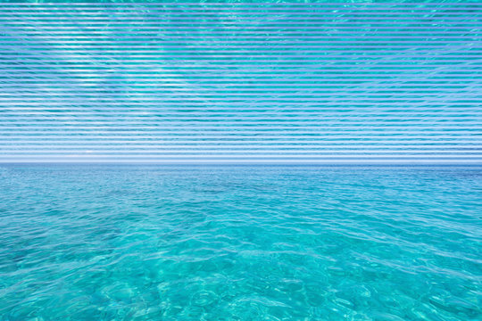T&uuml;rkisblaues Meer trifft auf sommerlichen Himmel mit Rasterstreifen