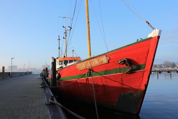 roter Holz Kutter, Fischkutter, Hochseeangeln, Hochsee Angeltouren, Seebestattung, Gedenkfahrt