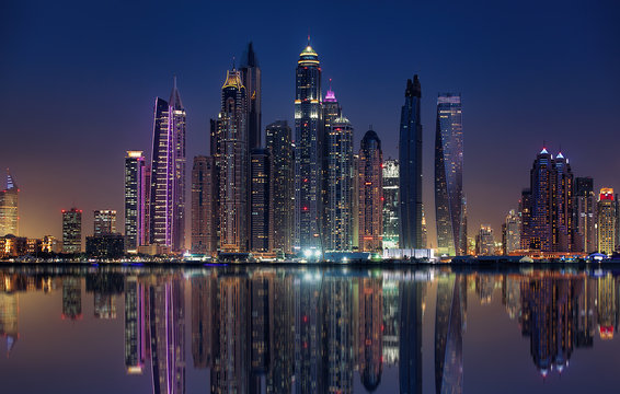 Die einkaufsmetropole von Dubai am Abend, beleuchtet und angestrahl