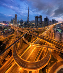 Verkehrsnetz von Dubai am Abend mit Skyline im Hintergrund