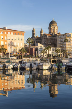 Saint-Rapha&euml;l, le vieux port et la Basilique Notre-Dame de la Victoire, Var