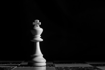 Scacchi fotografati su una scacchiera