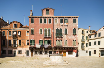 Fototapeta na wymiar Old Venice square with a well