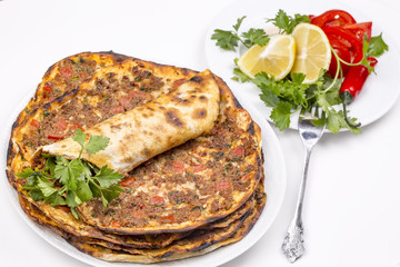 Türk mutfağından seçme yemeklerden; Lahmacun