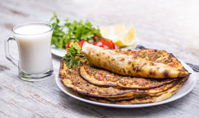 Türk mutfağından seçme yemeklerden Lahmacun