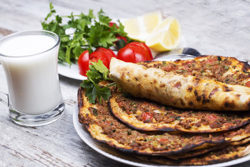 Türk mutfağından seçme yemeklerden Lahmacun