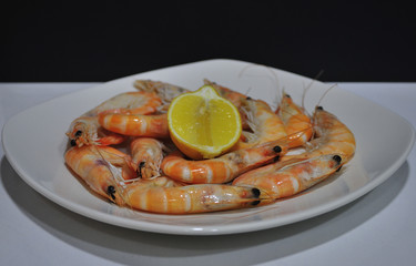 Ración de langostinos en plato blanco