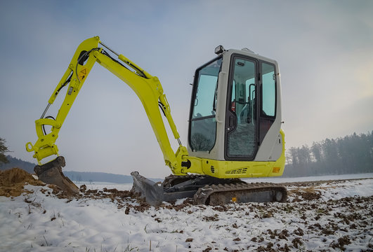 Leitungsbau im Winter - Minibagger im Schnee