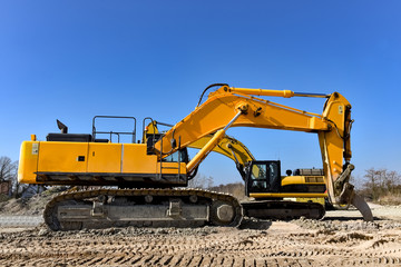 Stra&szlig;enbau - mehrer Bagger auf einer Baustelle