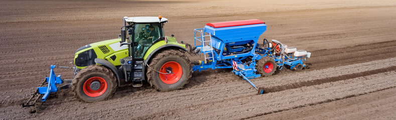 Ackerbau - moderner Traktor mit moderner Bodenbearbeitungstechnik, Luftbild - Banner
